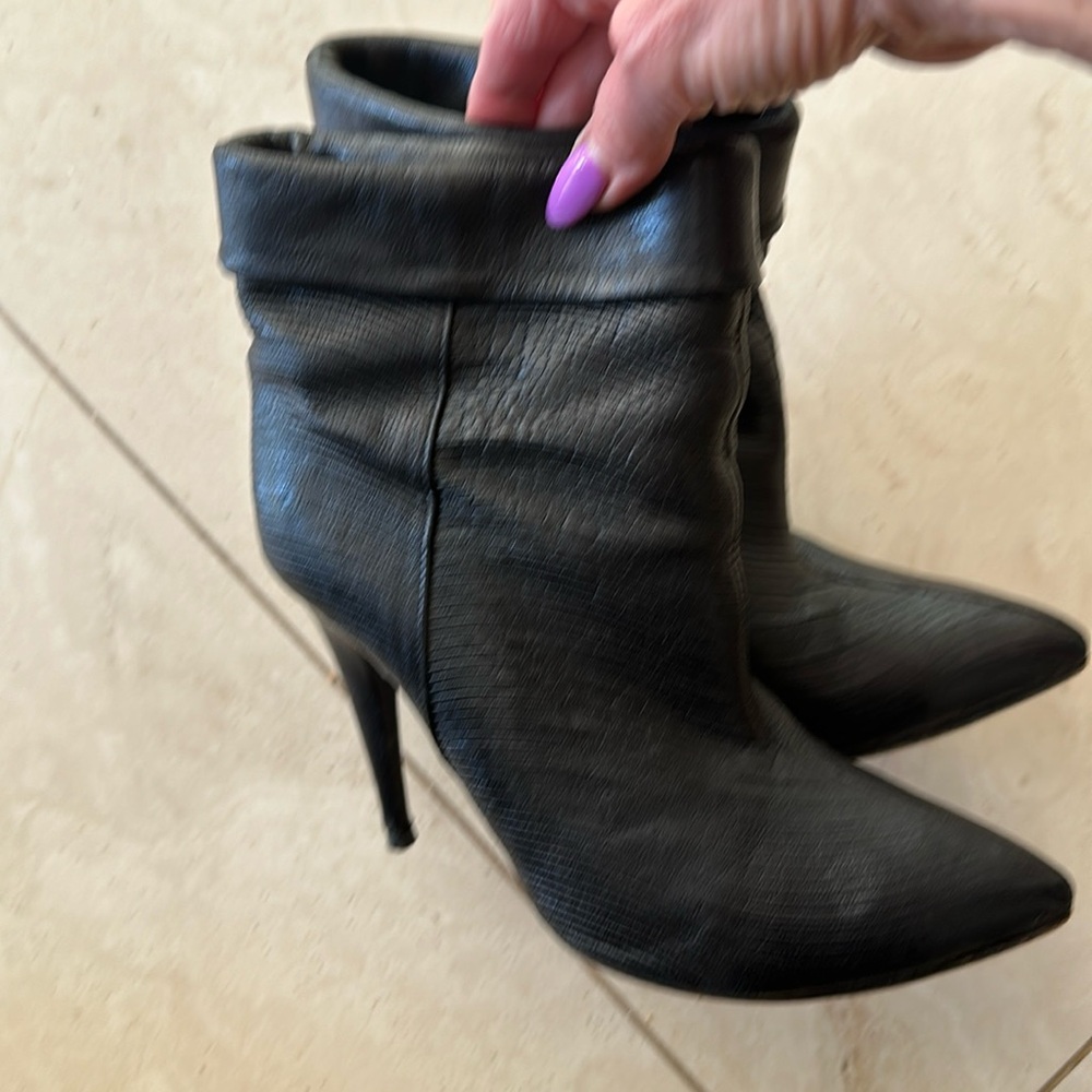 Loffler Randall booties size 9.5   But fits 8.5